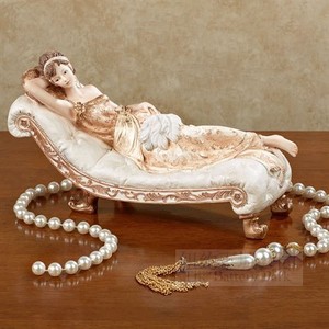 纽约下城公园进口斜卧贵妃榻的杏色长裙佳丽桌面艺术小摆件