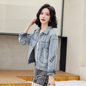 浅色牛仔外套女短款休闲宽松字母2020春秋新款矮个子夹克百搭上衣
