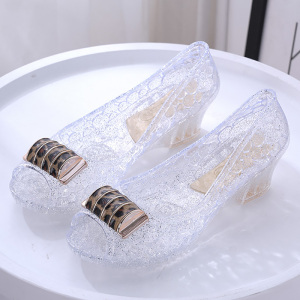 新款水晶鞋女夏浅口坡跟塑料果冻鞋透明粗跟休闲外穿鱼嘴凉鞋单鞋