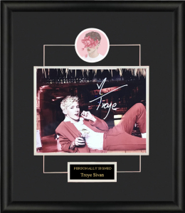 收藏 戳爷 特洛伊希文troye sivan  亲笔签名 照片裱框 含sa证书