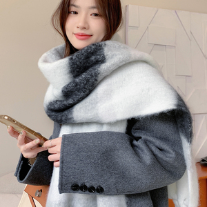 韩版高级感灰色渐变围巾女冬季仿羊绒保暖围脖黑白格子马海毛披肩