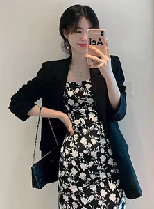 早春女装2022年新款爆款气质法式赫本风黑色西装吊带裙碎花连衣裙