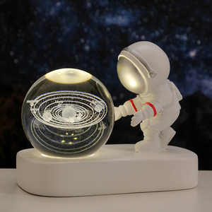 宇航员水晶球摆件科技感办公室书桌装饰太空人小夜灯送人生日礼物