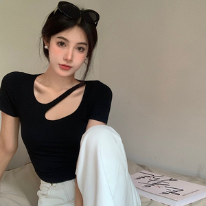 辣妹黑色正肩短款t恤女夏短袖紧身设计感小众纯欲心机露锁骨上衣