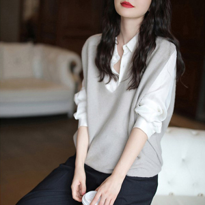 配白衬衫的背心