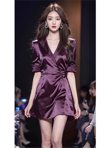 女装2024新款春款今年流行漂亮裙子高端精致气质紫红色缎面连衣裙