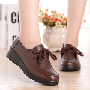 妈妈鞋真皮软底舒适平底单鞋春秋季冬中年妇女鞋中老年女防滑皮鞋