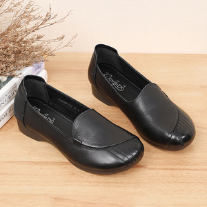 牛筋底真皮妈妈鞋胖脚宽肥大码中老年女鞋春季方头单鞋女平底防滑