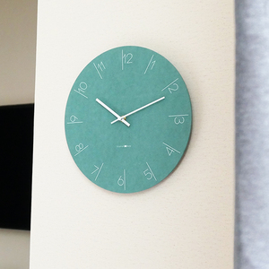韩国环保MDF彩色板挂钟墙饰客厅家用极简北欧风静音家用木质钟表