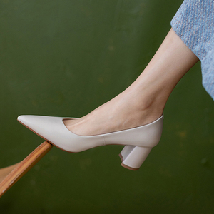 恋卡商贸城淘宝米色粗跟凉鞋女中跟2022年新款夏季鱼嘴鞋子配裙子