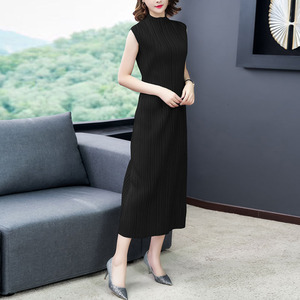 高领高端褶皱无袖连衣裙2023新款夏装韩版修身显瘦背心黑色长裙