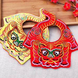 婴儿口水巾宝宝小围嘴传统手工绣花老虎围兜满月百岁拍照摄影红色