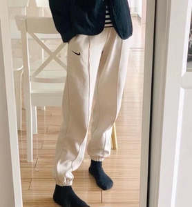 小咸奥莱 耐克 女款奶茶色秋冬加绒宽松版运动长裤4090,不退不换