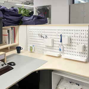 办公室桌面洞洞板置物架免打孔办工位挂篮隔板办公桌挡板收纳神器
