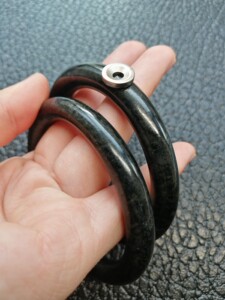 微瑕疵新疆阿勒泰绿美人橄榄陨石圆条手镯中磁理疗能量之选包邮