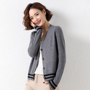 今年流行外套女春秋2021年新款气质浅色针织开衫春款女士披肩短款