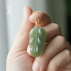 琼枝玉叶丨天然和田玉叶子项链女18k金玉石雕刻吊坠情侣饰品礼物