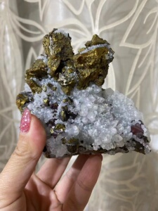 水晶黄铜矿共生原矿矿标摆件