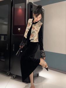 新中式老钱风女装2023秋冬新款今年流行小香风马甲丝绒连衣裙套装