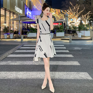 2024新款雪纺连衣裙女夏韩版中长款气质收腰显瘦条纹短袖黑白裙子