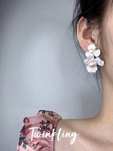 简约设计感白色花朵珍珠耳环小众超仙气质复古ins度假风耳饰耳夹