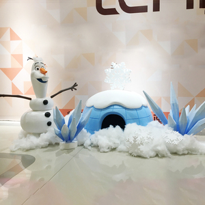 冬季美陈商场装饰冰屋冰雪奇缘场景布置雪宝冰柱雪花摄影dp点道具
