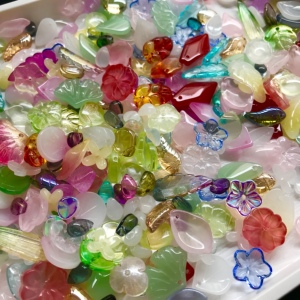 包邮捷克琉璃花瓣福袋琉璃花瓣diy人鱼姬水墨材料发簪配饰200颗