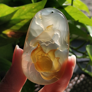 天然逊克玛瑙江料玉髓吊坠荷花精工玛瑙雕刻挂件