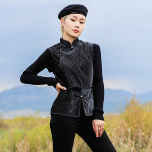 民族风背心女秋冬款压花皮马甲宽松气质坎肩手工盘扣蒙古元素马夹