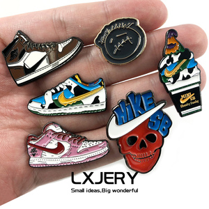 lxjerydunk情人节冰淇淋胸针ts倒钩球鞋鬼脸金属徽章书包装饰