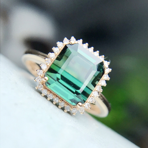 娜琴珠宝,轻奢时尚方形款天然绿碧玺戒指2.9ct,18k配钻石镶嵌