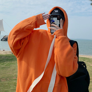 戴帽子衣服男连帽