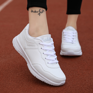秋季新款小白鞋女皮面防水中年妈妈运动鞋软底防滑白色跳舞鞋白鞋