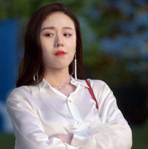 代购 安家陈咪王嘉绮同款衣服袖口羽毛衬衫亮面冰丝衬衣牛仔裤套