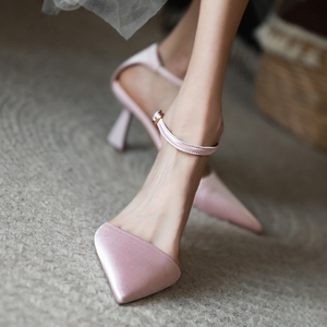 程芙夏季新款粉色绸缎细跟凉鞋女中空淑女气质一字扣带包头高跟鞋