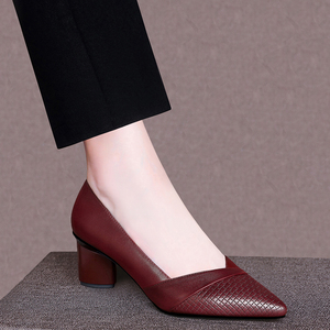 时尚尖头浅口瓢鞋中粗跟单鞋女2021春季新款复古真皮高端气质女鞋