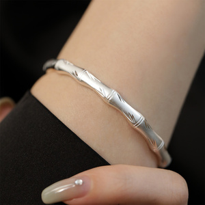 银手镯女竹报平安