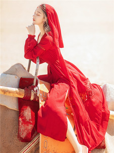 秋季青海茶卡盐湖超仙性感开叉拍照沙漠连帽大红裙海边度假连衣裙