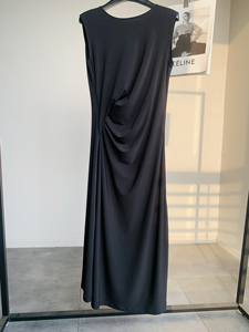 th最出圈小黑裙～2024重磅JIN口腰部褶皱显瘦高腰无袖长款连衣裙