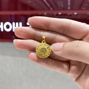 周大福黄金八宝罗盘新款足金吊坠大小版计价编绳女f222402