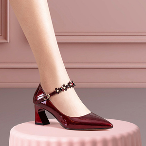 真皮尖头一字扣带高跟鞋女红色粗跟浅口单鞋花朵走秀旗袍舒适皮鞋