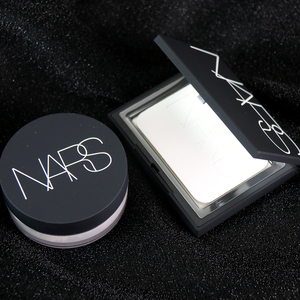 美国nars纳斯裸光蜜粉饼散粉定妆控油持久透明自带粉扑10g包邮