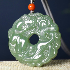 和田玉吊坠螭龙玉牌浅青玉瑞兽玉坠圆牌生肖龙男女款玉石挂件