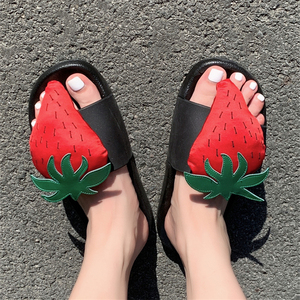 草莓图案拖鞋