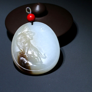 和田玉俄料糖白三色精雕上山虎生肖虎玉牌玉佩护身符守护神