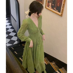 赫本风气质名媛女神范法式复古设计感宫廷风绿色收腰连衣裙女秋季