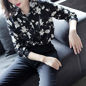黑底白花衬衣女