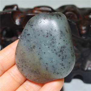 80克新疆和田青花玉籽料原石芝麻点独籽真皮原籽细润天然玉石人气