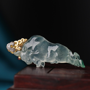 羊子珠宝 牛气冲天 老坑高冰种俏色飘绿翡翠牛吊坠 气势磅礴
