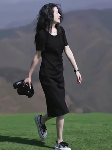 时尚百搭气质显瘦高冷御姐风小众设计短袖黑色连衣裙2024新款女夏